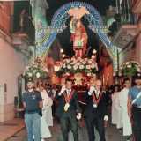 Il sabato e la domenica si tiene la messa nella chiesa intitolata all�Arcangelo, al cui termine parte la processione